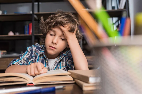 Kid reading book — Stock Photo