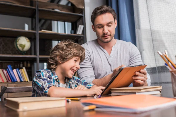 Family using tablet — Stock Photo