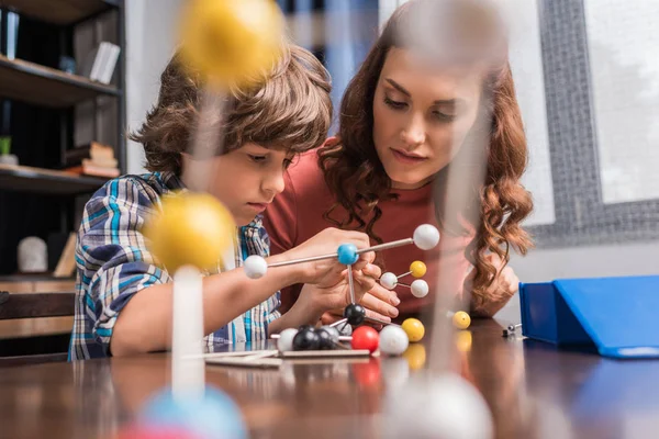 Família brincando com modelo de átomos — Fotografia de Stock