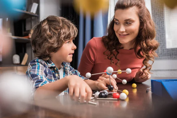 Familia jugando con el modelo de átomos - foto de stock