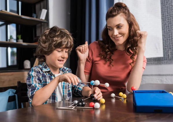 Famille jouer avec atomes modèle — Photo de stock