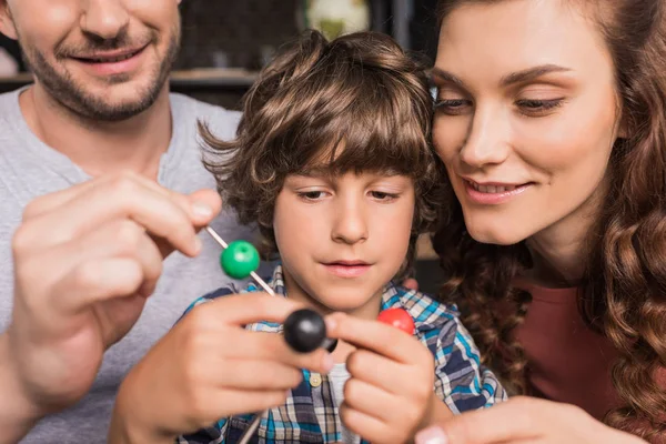 Familia joven en casa - foto de stock