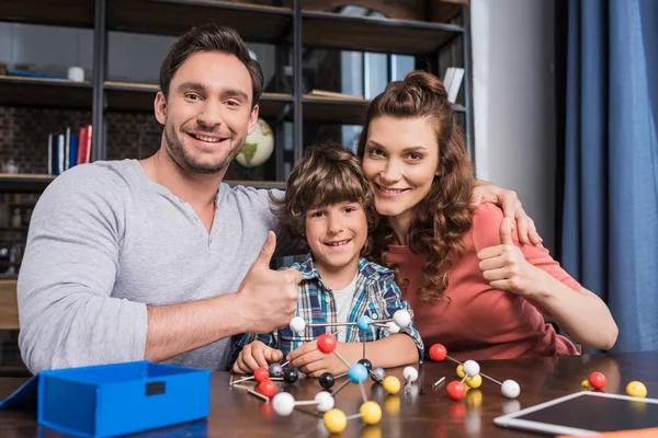 Familia joven en casa - foto de stock