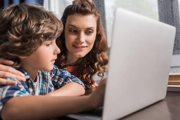 Famiglia con computer portatile a casa — Foto stock