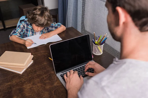 Man working on laptop — Stock Photo