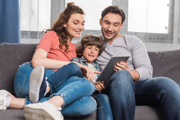 Famille utilisant la tablette — Photo de stock