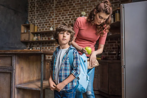 Mutter packt Sohn vor der Schule ein — Stockfoto