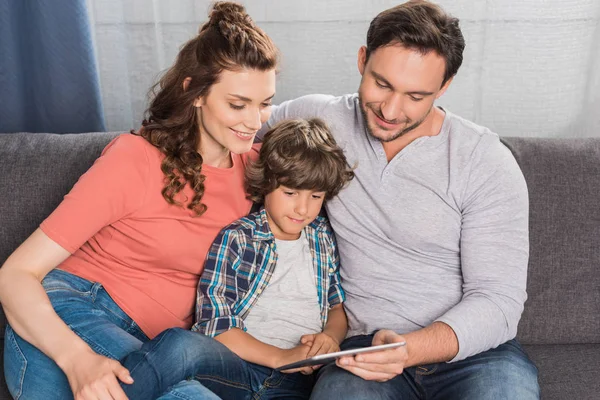 Famille utilisant la tablette — Photo de stock