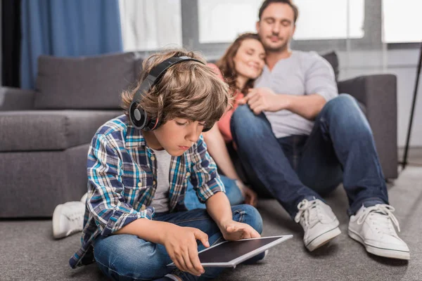 Niño en auriculares con tablet - foto de stock