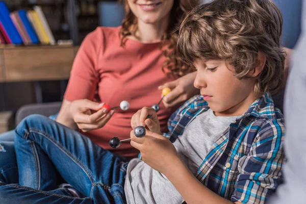 Modèle d'atomes de construction d'enfants — Photo de stock