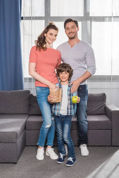 Junge Familie zu Hause — Stockfoto