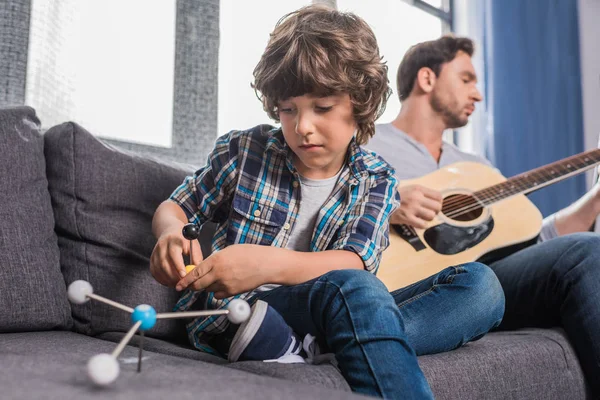 Kid building atoms model — Stock Photo