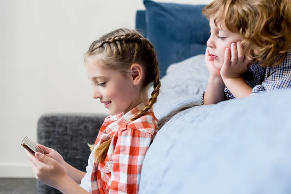 Enfants utilisant un smartphone — Photo de stock