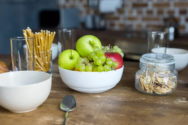 Frutas y cereales para el desayuno - foto de stock