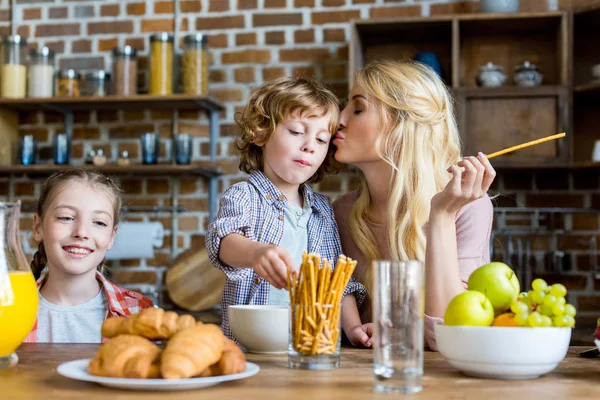 Mutter mit Kindern beim Frühstück — Stockfoto