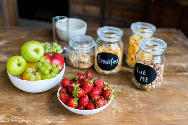 Frutas y cereales para el desayuno - foto de stock