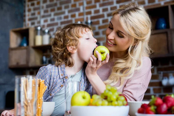 Мати і син з яблуком — стокове фото