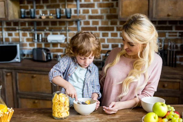 Mère et fils prennent le petit déjeuner — Photo de stock