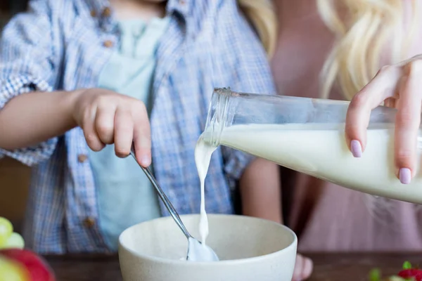 Mãe e filho tomando café da manhã — Fotografia de Stock