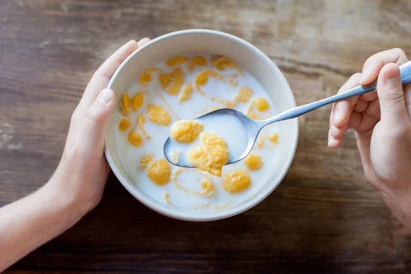 Child eating corn flakes — Stock Photo