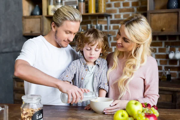 Familia desayunando - foto de stock