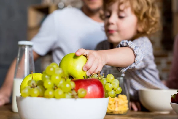 Child with fruits — Stock Photo
