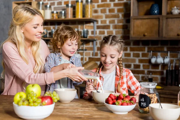 Mother with kids having breakfast — Stock Photo