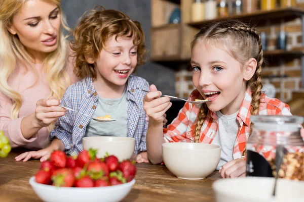 Mère avec des enfants petit déjeuner — Photo de stock