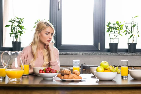 Woman eating breakfast — Stock Photo