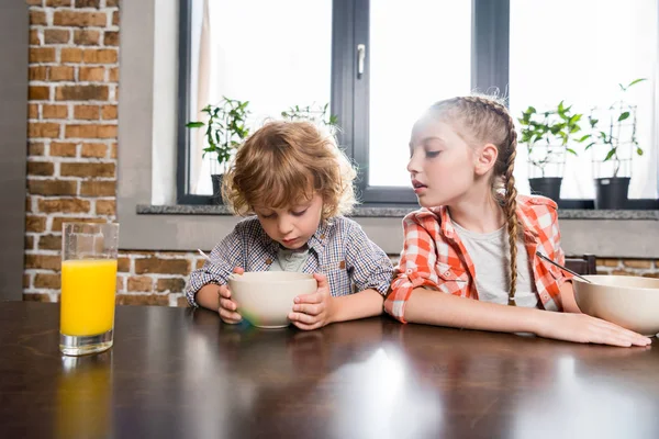 Geschwister beim Frühstück — Stockfoto