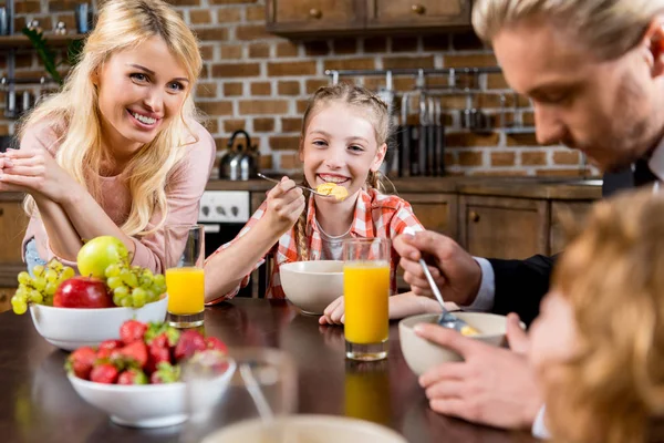 Familia feliz en el desayuno - foto de stock