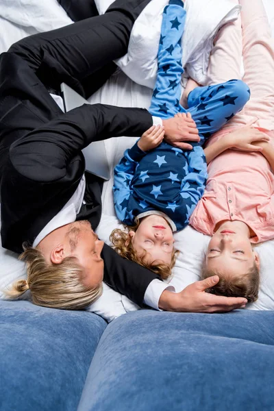 Père avec des enfants au lit — Photo de stock
