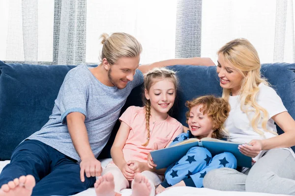 Книга для сімейного читання — стокове фото