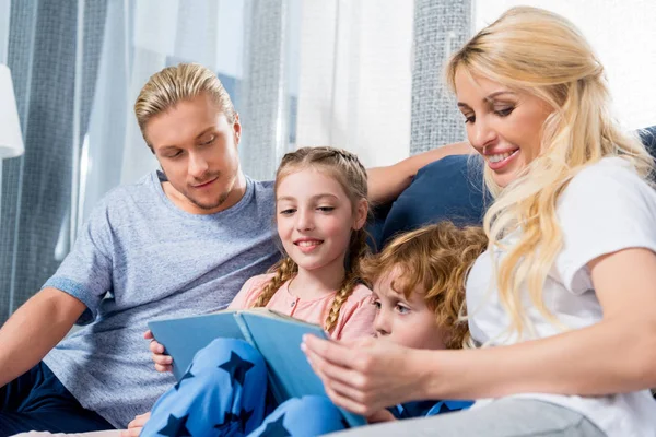 Family reading book — Stock Photo