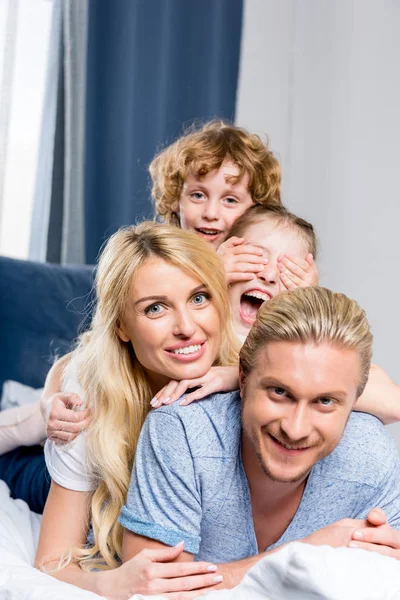 Glückliche Familie — Stockfoto