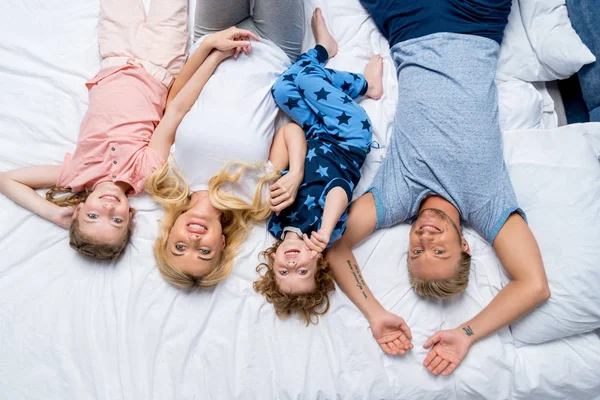 Família feliz na cama — Fotografia de Stock