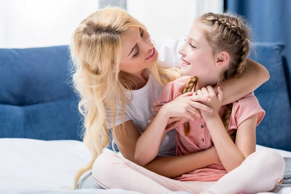 Madre e hija abrazando - foto de stock