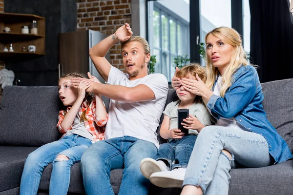 Familia viendo tv — Stock Photo