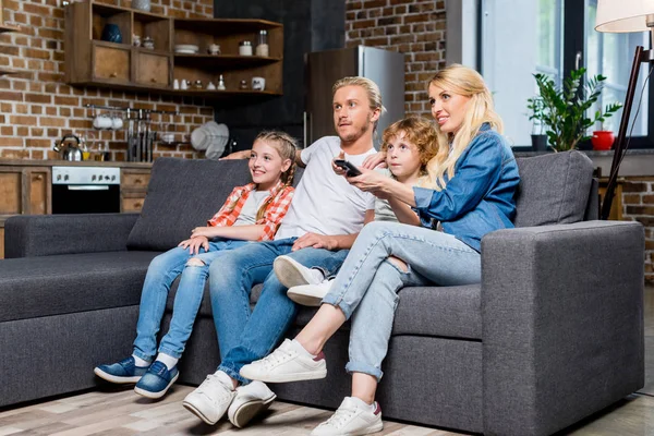 Famiglia guardando la tv — Foto stock