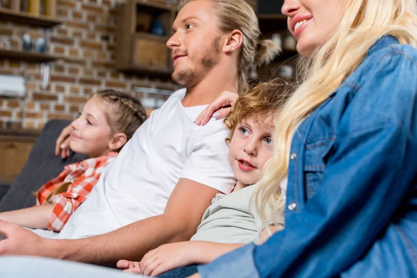 Famille regarder la télévision — Photo de stock