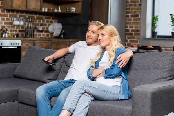 Couple watching tv — Stock Photo