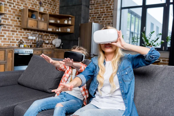 Mãe e filha em fones de ouvido vr — Fotografia de Stock