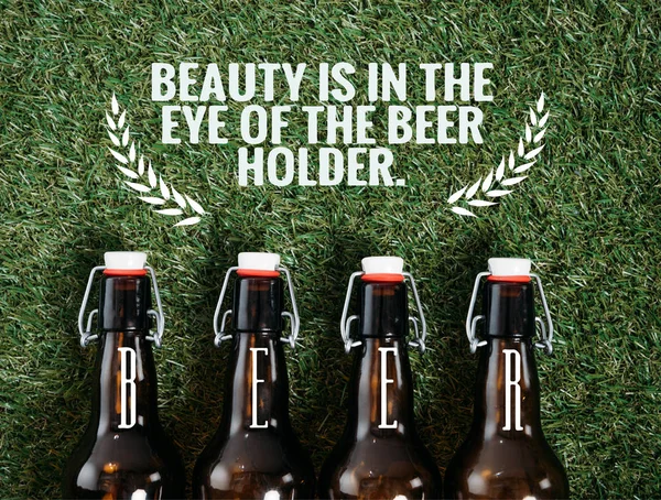 Garrafas de cerveja deitadas na grama — Fotografia de Stock