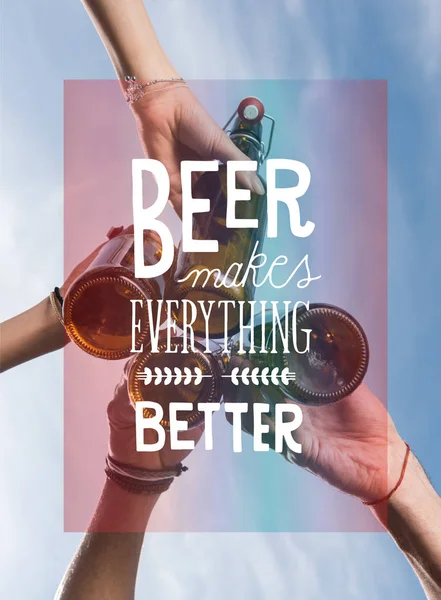 Amici che bevono birra — Foto stock