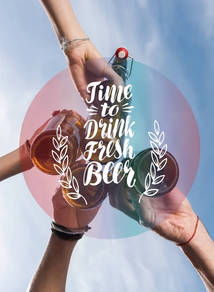 Amis boire de la bière — Photo de stock