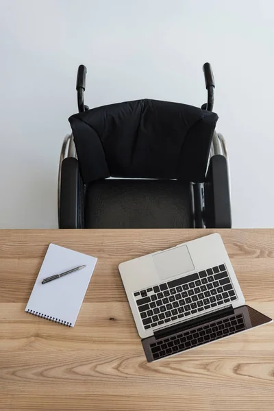 Local de trabalho de negócios com laptop — Fotografia de Stock