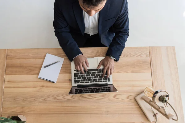 Empresário afro-americano com laptop — Fotografia de Stock