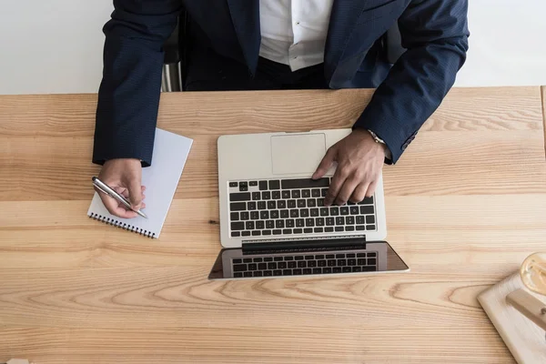 African american businessman with laptop — Stock Photo