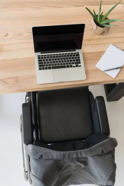 Lieu de travail d'affaires avec ordinateur portable — Photo de stock