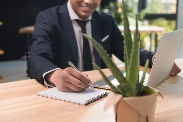 Afrikanischer amerikanischer Geschäftsmann am Arbeitsplatz — Stockfoto